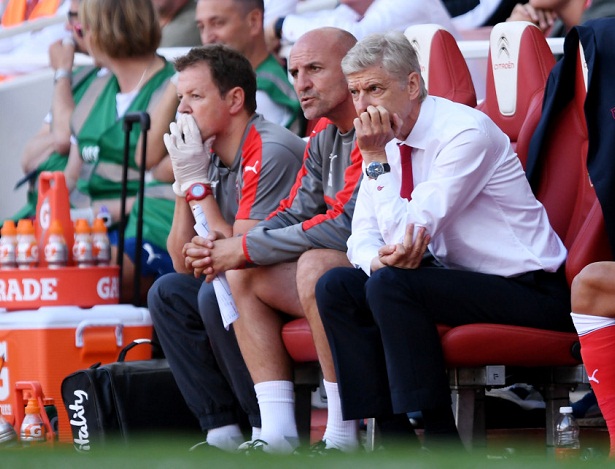 HLV Wenger bất lực nhìn học trò chịu trận ở ngày ra quân