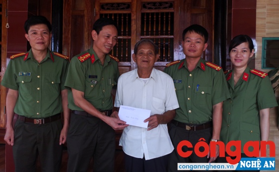 Tặng quà các đồng chí nguyên lãnh đạo Phòng Thanh tra qua các thời kỳ