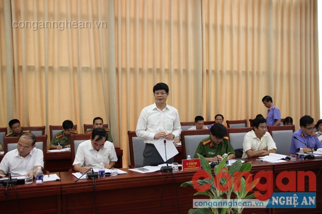 Đồng chí Lê Xuân Đại – Phó Chú tịch UBND tỉnh báo cáo tình hình công tác phòng, chống tội phạm, phòng chống tham nhũng trên địa bàn Nghệ An trong thời gian qua. Đồng thời kiến nghị một số đề xuất, tạo điều kiện cho các Văn phòng thừa phát lại ở Nghệ An hoạt động có hiệu quả hơn trong thời gian tới.