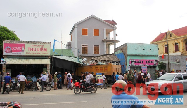 Chiếc xe tải đang lưu thống theo hướng Tp Vinh - Nam Đàn, bất ngờ lao vào quán ăn ven đường