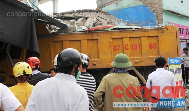 Ô tô tải lao vào quán ăn, 3 người nhập viện