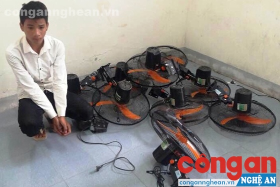 Kẻ chuyên trộm quạt treo tường ở các trường học
