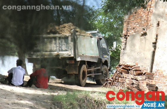 Sản xuất gạch ngói từ nguyên liệu không rõ nguồn gốc