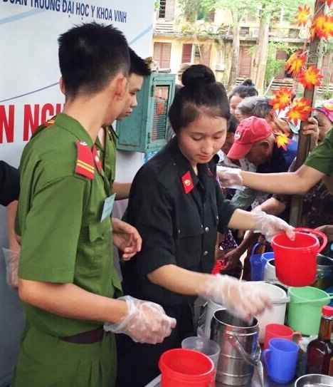 Mỗi cán bộ chiến sĩ trẻ đều rất vui khi làm được một việc có ích