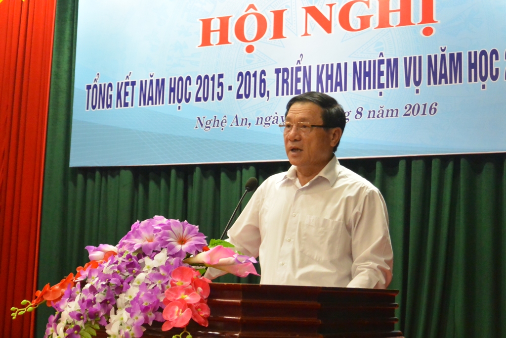 Đồng chí Lê Minh Thông, Phó Chủ tịch UBND tỉnh biểu dương những kết quả ngành giáo dục đạt được trong năm học 2015 - 2016