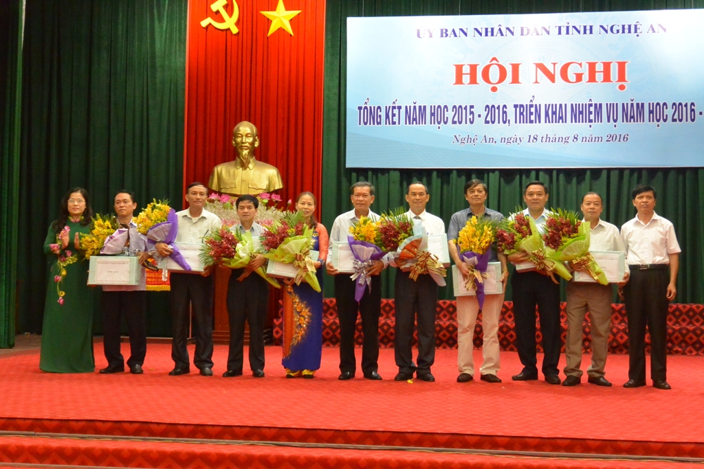 Đ/c Nguyễn Thị Kim Chi, Giám đốc Sở GD&ĐT tặng quà chia tay các giáo viên nghỉ hưu