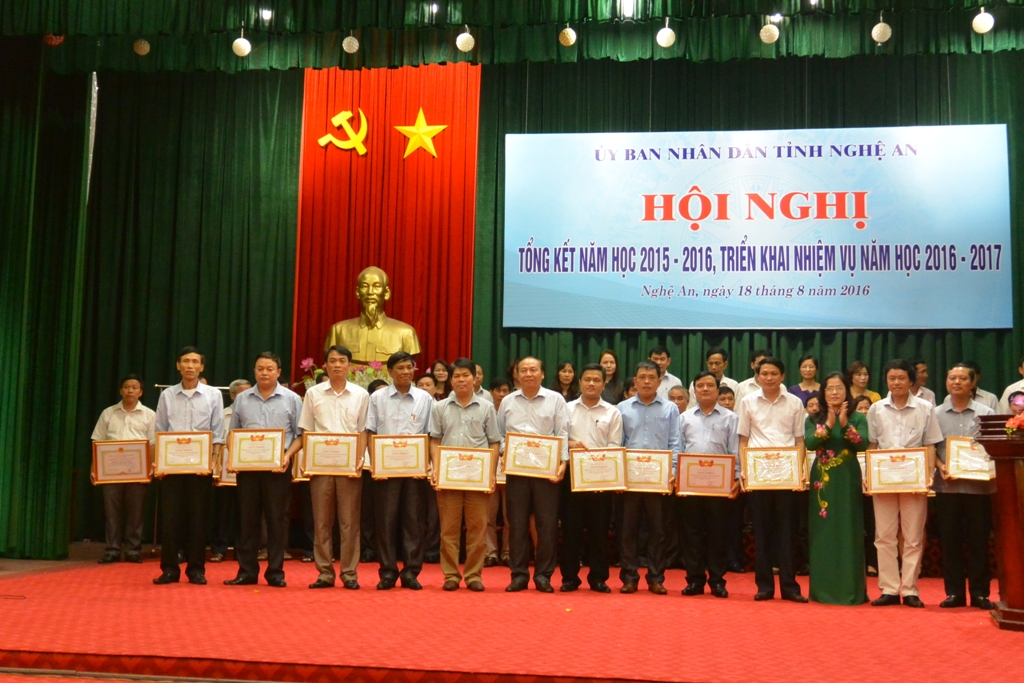 Năm học 2015 - 2016 có 12 đơn vị hoàn thành các tiêu chí thi đua được nhận Giấy khen của Giám đốc Sở GD&ĐT
