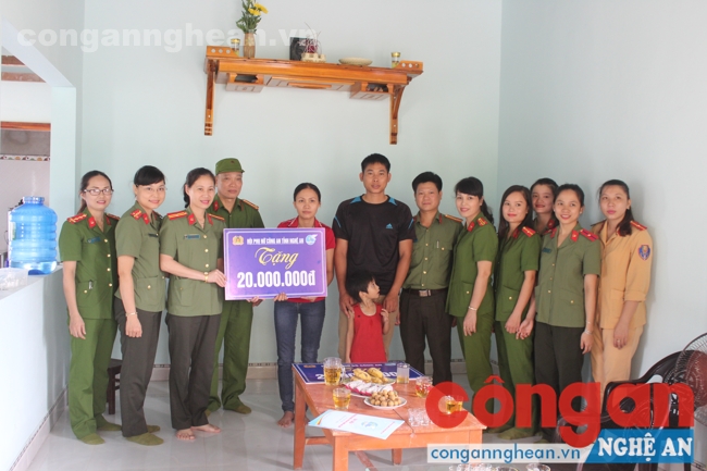 Trao quà cho gia đình hội viên có hoàn cảnh khó khăn