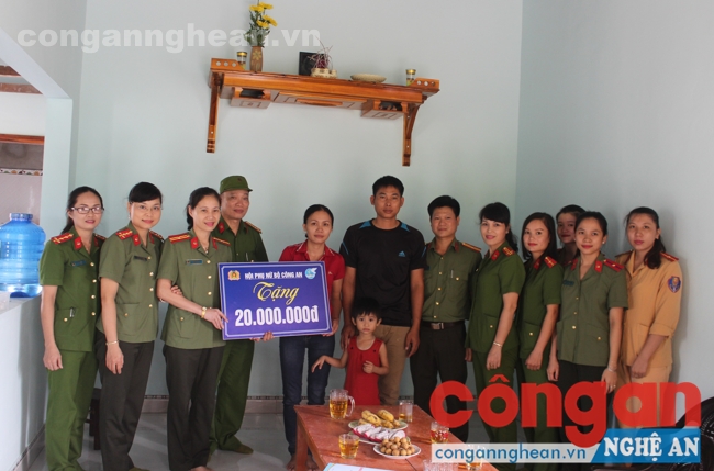 Trao quà Hội phụ nữ Bộ Công an cho gia đình chị Thủy