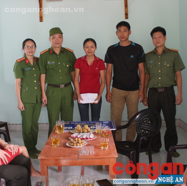 Lãnh đạo Công an huyện Anh Sơn tặng quà cho chị Thủy