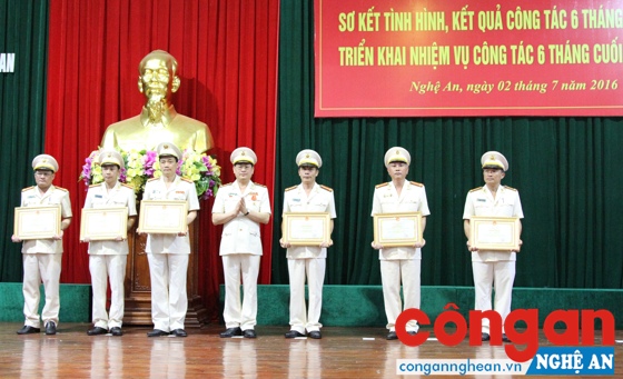Đồng chí Đại tá Nguyễn Hữu Cầu, Uỷ viên BTV Tỉnh uỷ, Giám đốc Công an tỉnh trao Bằng khen của Bộ trưởng Bộ Công an cho các tập thể và cá nhân có thành tích xuất sắc trong phong trào thi đua “Vì ANTQ”