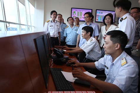 Phó Thủ tướng Vũ Đức Đam thị sát trung tâm giám sát tại Cảng Cát Lái.