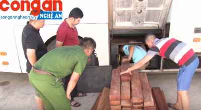 Xe khách chở gỗ lậu