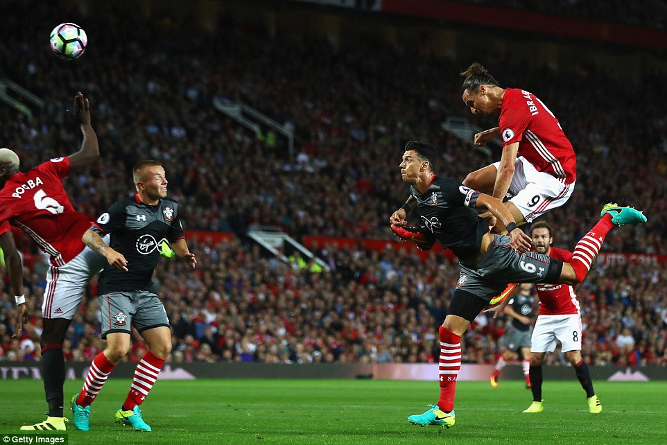 Ibrahimovic đánh đầu mở tỉ số