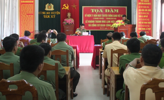 Toàn cảnh hội nghị.