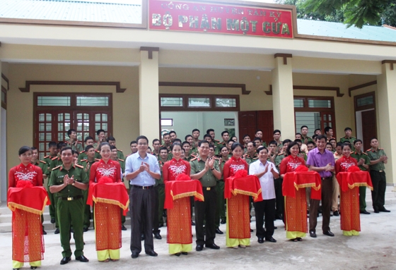 Cắt băng khánh thành Bộ phận một cửa Công an huyện Tân Kỳ.