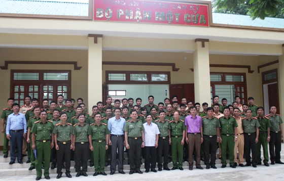 Đoàn đại biểu chụp ảnh lưu niệm.