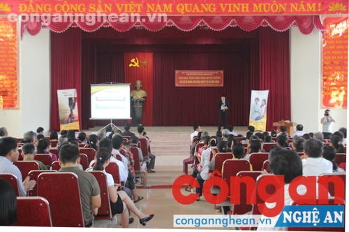 Toản cảnh buổi trao quà