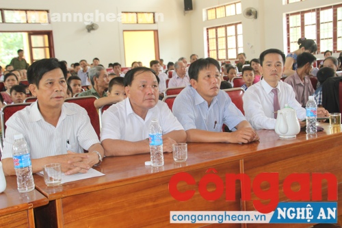 Các đại biểu tới dự