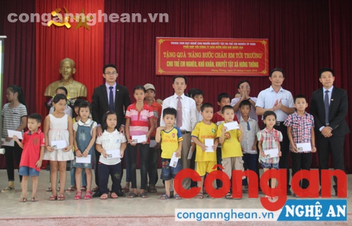Trao quà 'Nâng bước chân em tới trường' cho trẻ em nghèo, khó khăn, khuyết tật