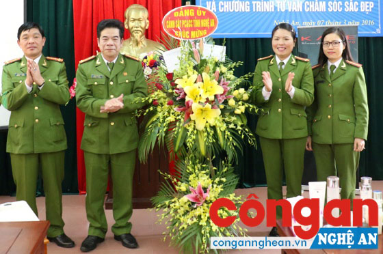 'Như những bông hoa lặng lẽ tỏa hương'