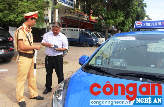 CSGT Công an TP Vinh kiểm tra phương tiện vi phạm trật tự ATGT