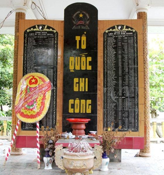 Tên của liệt sỹ Hà Văn Tam được khắc trên bia tưởng niệm liệt sỹ của xã Nam Thanh