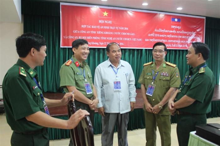 Các đại biểu trao đổi thông tin liên quan đến tình hình ANTT mỗi  nước