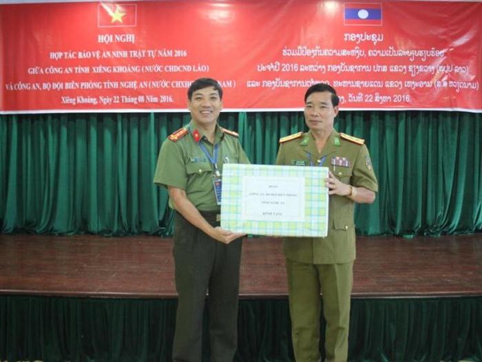 Tặng quà lưu niệm