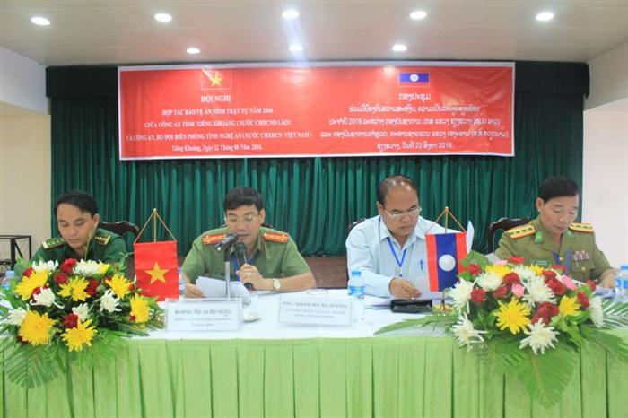 Đại tá Lê Khắc Thuyết, Phó Giám đốc Công an tỉnh Nghệ An và đồng chí Bun Lột Khăm Pheng Phăn, Giám đốc Công an tỉnh Xiêng Khoảng chủ trì Hội nghị