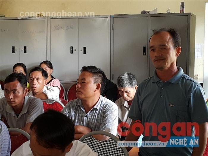 Cử tri bản Huồi Đun - xã Huồi Tụ phát biểu kiến nghị với đại biểu HĐND tỉnh, huyện