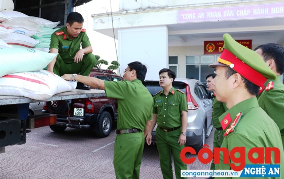 Các lực lượng chức năng tiến hành kiểm tra số hàng vi phạm
