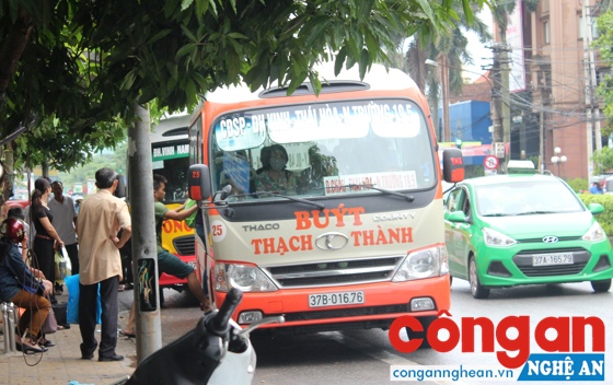 Xe buýt nối đuôi nhau dừng tại một điểm không còn là hiện tượng lạ ở TP Vinh