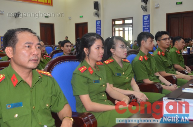 Các đại biểu tham dự buổi lễ khai mạc