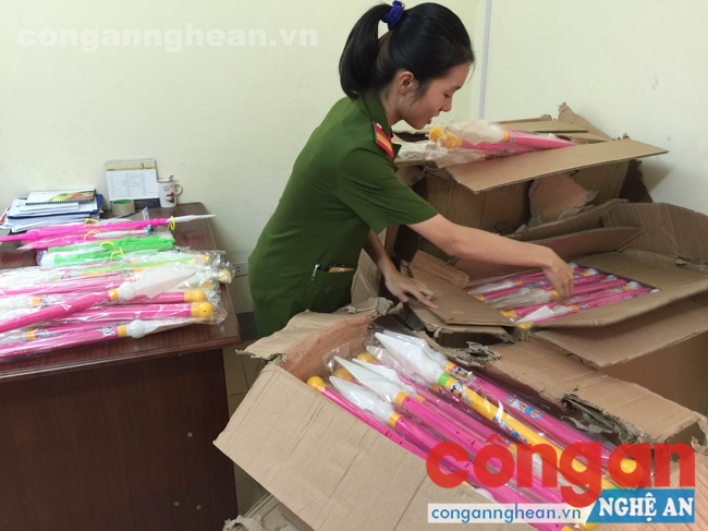 Lực lượng chức năng kiểm tra các thùng đựng đồ chơi