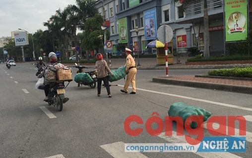 Bao tải hoa quả bất ngờ rơi xuống giữa đường