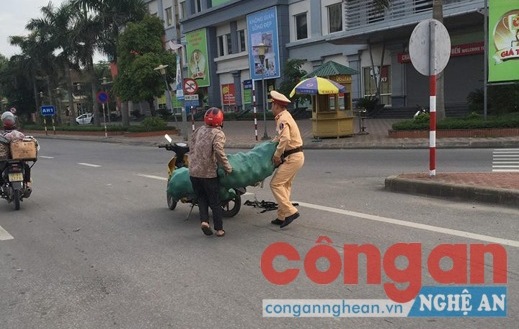 Phát hiện sự việc, một chiến sĩ CSGT nhanh chân đến giúp đỡ