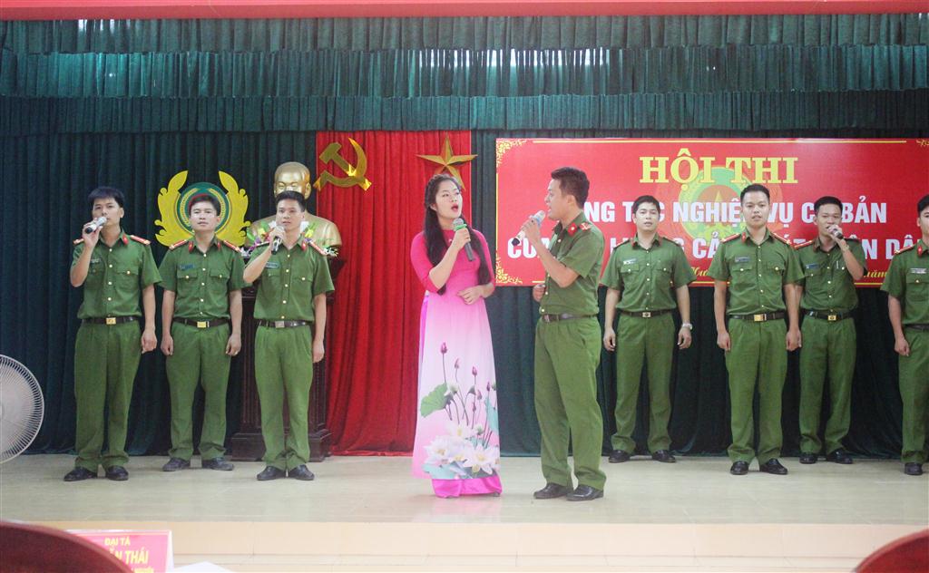 Phần thi chào hỏi là dịp để các đội phô diễn tài năng sân khấu