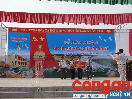 Đón bằng công nhận đạt chuẩn nông thôn mới