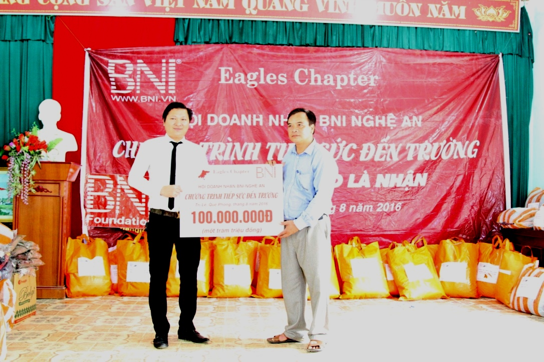 Ông Trần Vĩnh Quý, Chủ tịch Eagles Chapter trao món quà tượng trưng cho Thầy hiệu trưởng Tiểu học Tri Lễ 4.