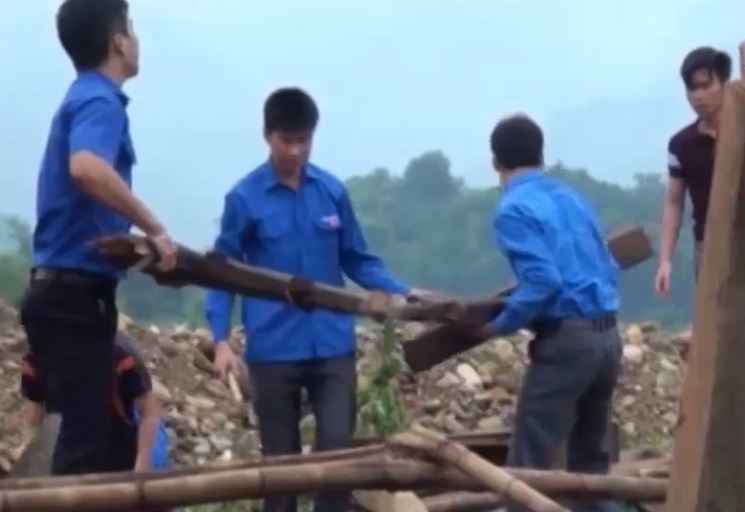 Bấp bênh sau mưa lũ
