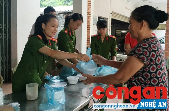 Bát cháo ấm áp tình thương