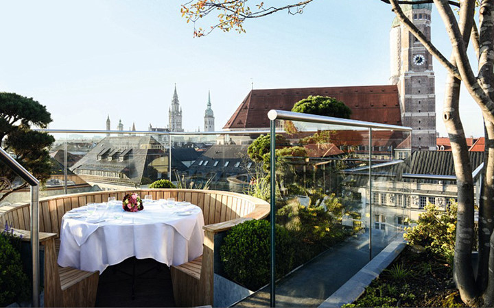 Bayerischer Hof, một trong những khách sạn cổ kính nhất ở Munich (Đức), có view đẹp hướng ra nhà thờ Our Lady và St Peter