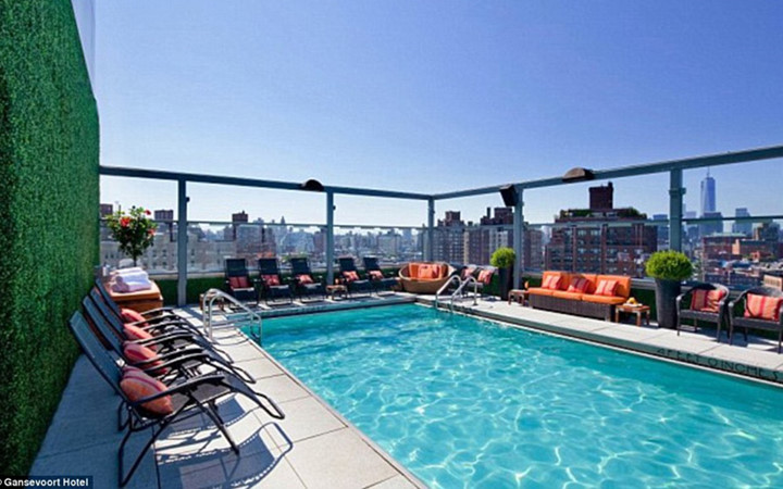 Tầng thượng của khách sạn Gansevoort ở New York có bể bởi cực lớn và view tuyệt đẹp