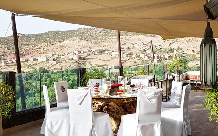 Ăn tối trên tầng mái khách sạn Kasbah Tamadot ở Morocco sẽ khiến chúng ta cảm tưởng như mình đang thưởng thữa bữa ăn giữa rừng rậm, do khách sạn nằm cạnh dãy núi High Atlas