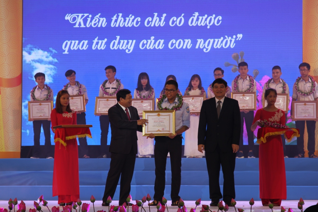Vinh danh 137 HSG quốc gia và học sinh đạt điểm cao