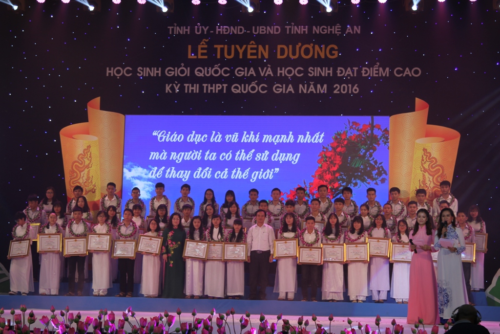 Dịp này tỉnh đã trao thưởng hơn 1 tỷ đồng cho HSG và học sinh đạt điểm cao