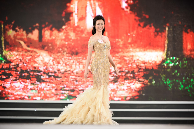 Đỗ Mỹ Linh sinh năm 1996, đang là sinh viên Đại học Ngoại thương, cô cao 171cm, nặng 52kg, số đo 3 vòng 87-61-94.