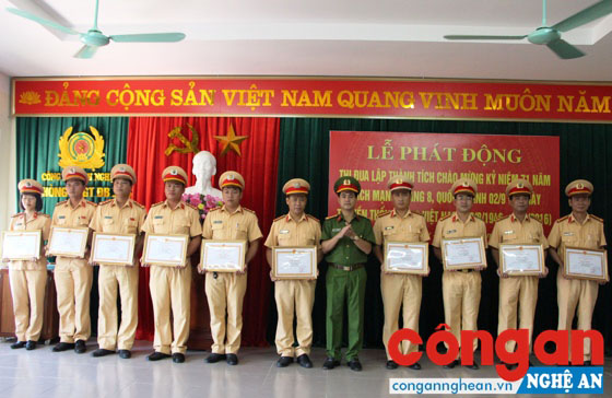 Đẩy mạnh công tác giáo dục chính trị, tư tưởng