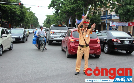 CSGT làm nhiệm vụ tại các giao lộ trọng điểm